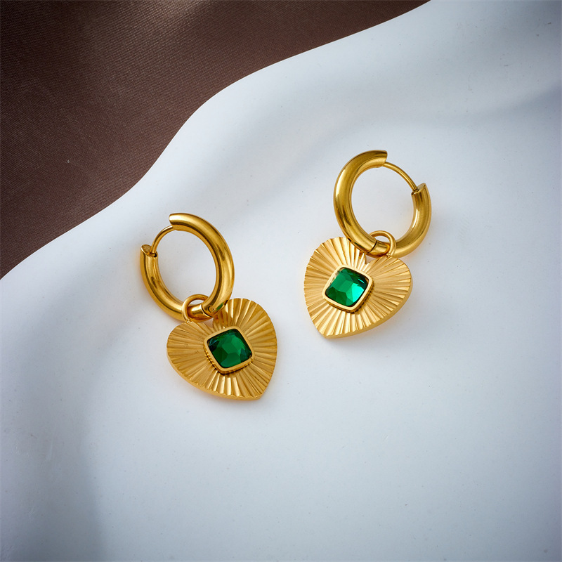 European and American cross-border fashion niche striped heart-shaped pendant with green diamond inlay, titanium steel round chunky hoop earrings