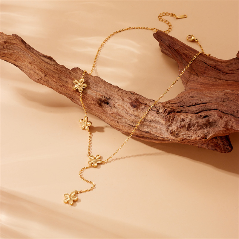 Korean style, fashionable, simple, versatile, gold-plated stainless steel flower accessory chain tassel necklace