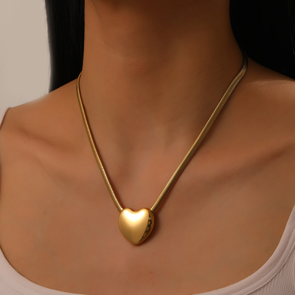 Korean style fashionable and unique light luxury glossy three-dimensional heart snake chain stainless steel gold-plated jewelry necklace