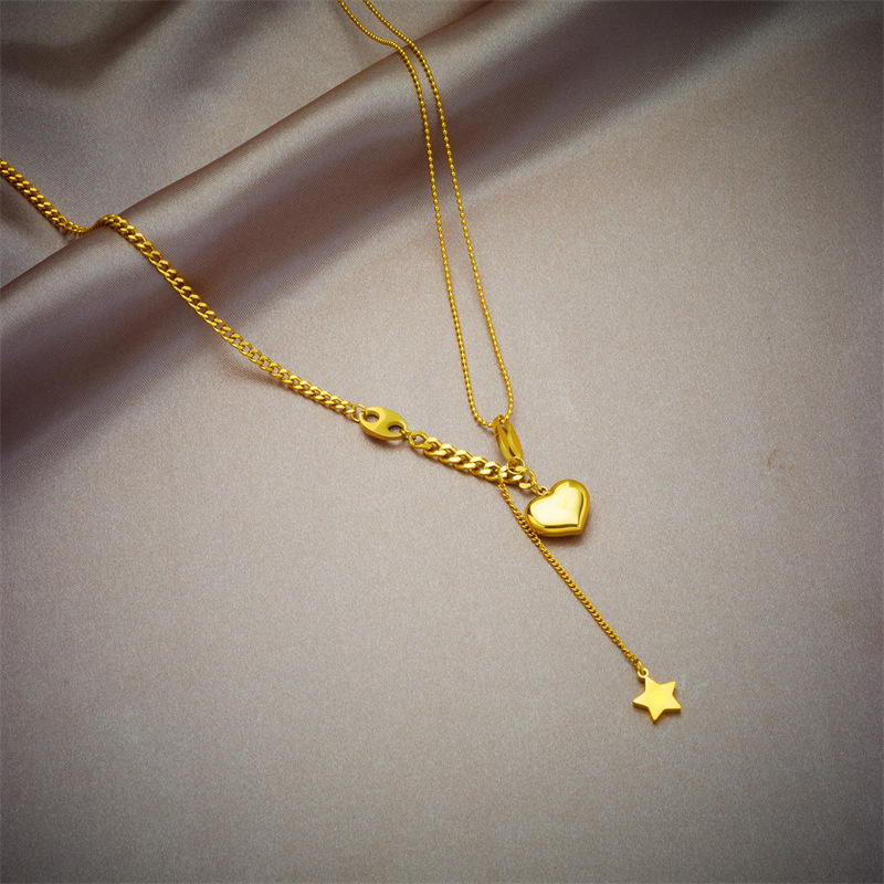 A sophisticated and versatile Japanese and Korean style necklace with star tassels and a three-dimensional heart shape. A unique design with a minimalist aesthetic.