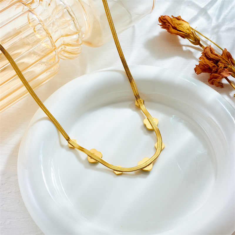 Fashionable, niche, unique design, high-end retro geometric hexagonal accessory, diamond-encrusted heart-shaped clavicle chain, gold-plated necklace.