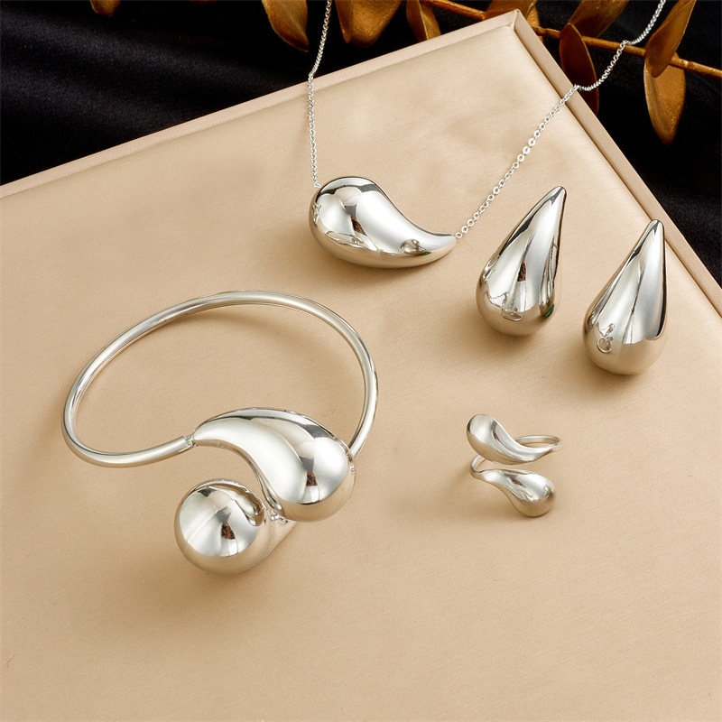 Bestselling European and American style stainless steel hollow smooth teardrop bracelet, stainless steel material, gold and silver comma-shaped open set