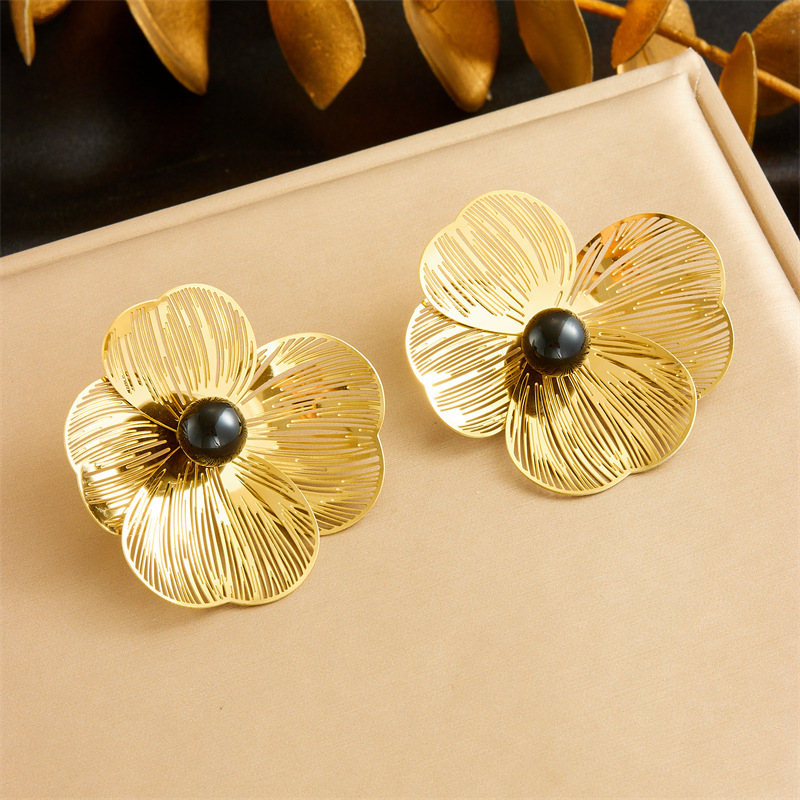 Stylish and elegant pearl necklace, earrings, and ring set featuring openwork petals and a pearl design.