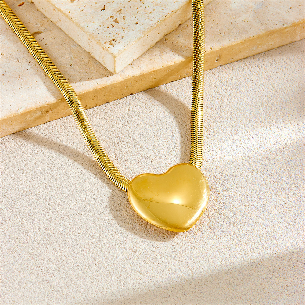 Korean style fashionable and unique light luxury glossy three-dimensional heart snake chain stainless steel gold-plated jewelry necklace