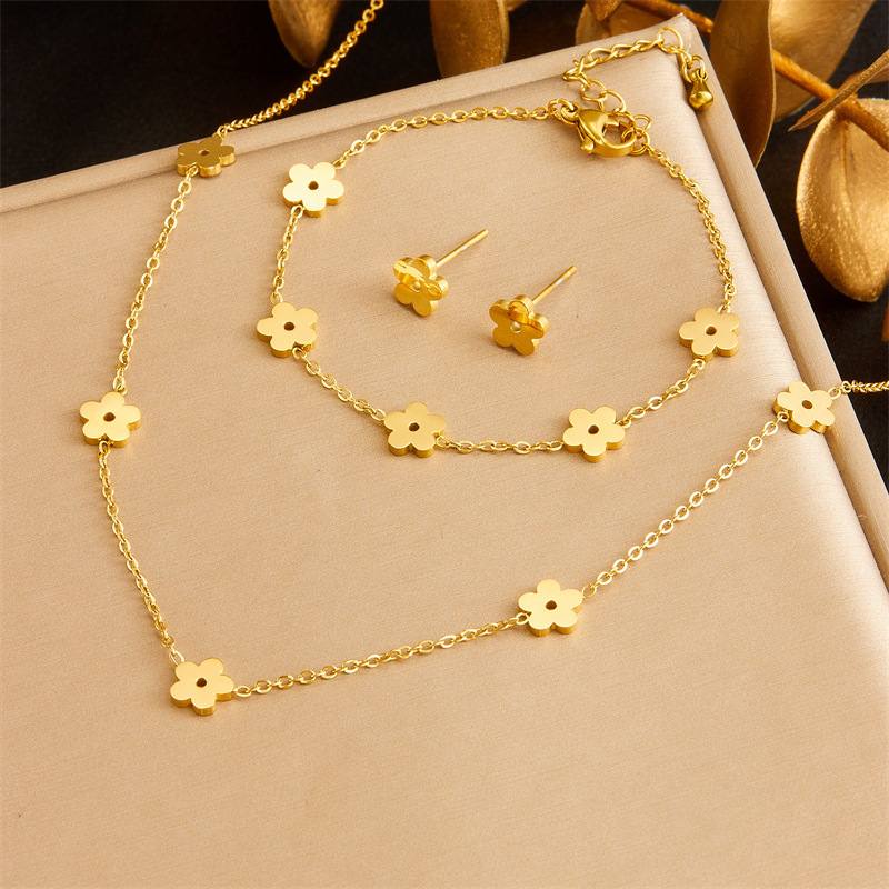 Korean style, simple, fashionable, versatile, glossy gold-plated stainless steel flower accessory chain necklace, earrings, and bracelet set.