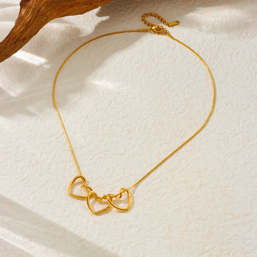 Stylish European and American style, simple gold-plated heart-shaped pendant chain, stainless steel clavicle chain, versatile women's necklace.