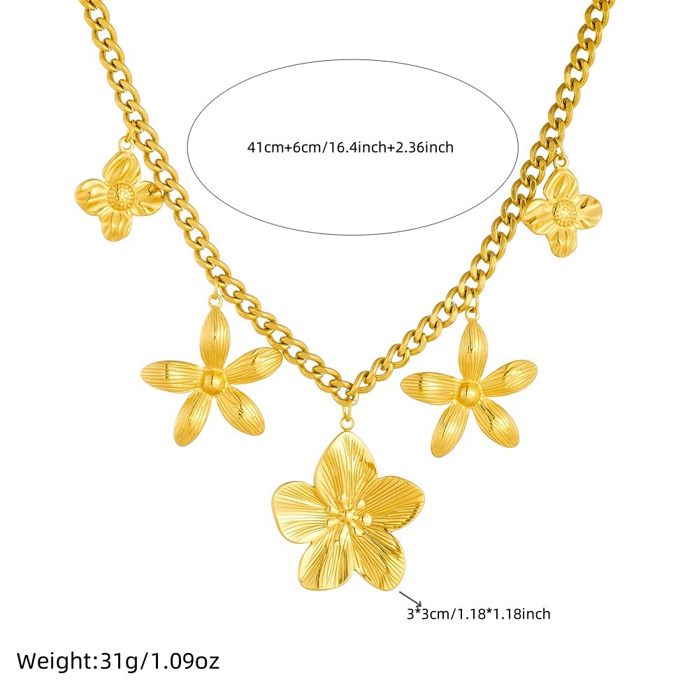 New European and American style, light luxury and elegant gold-plated stainless steel five-petal flower pendant chunky chain clavicle necklace for women.