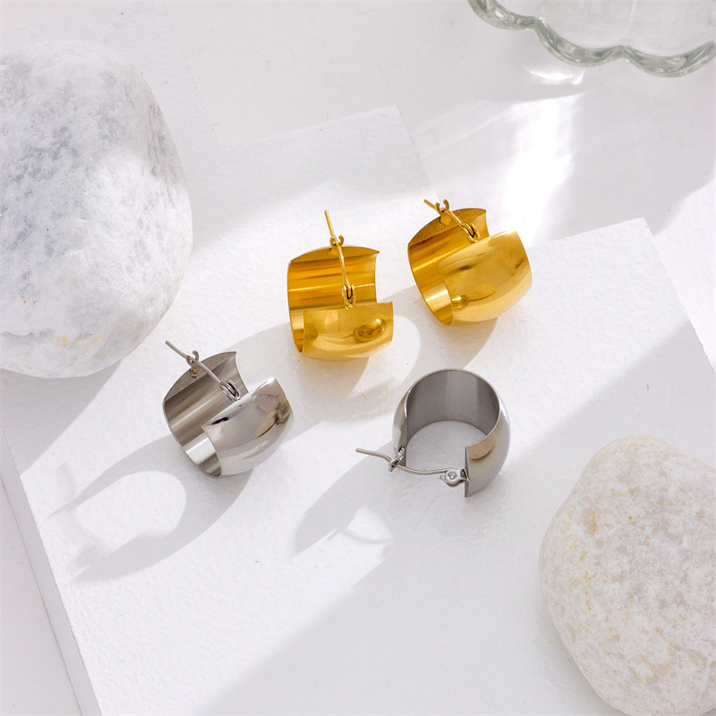 European and American style, commuting, minimalist, sophisticated, cool, geometric round metal titanium steel versatile jewelry earrings