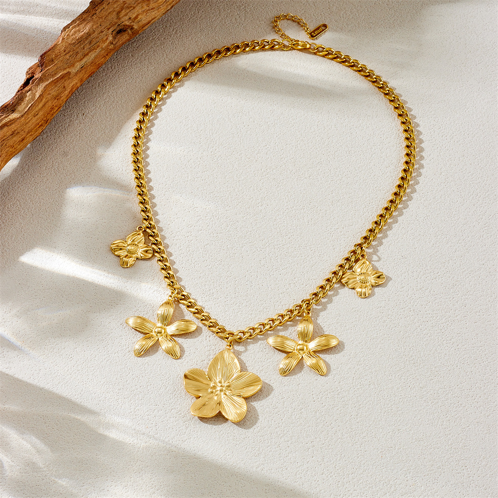 New European and American style, light luxury and elegant gold-plated stainless steel five-petal flower pendant chunky chain clavicle necklace for women.