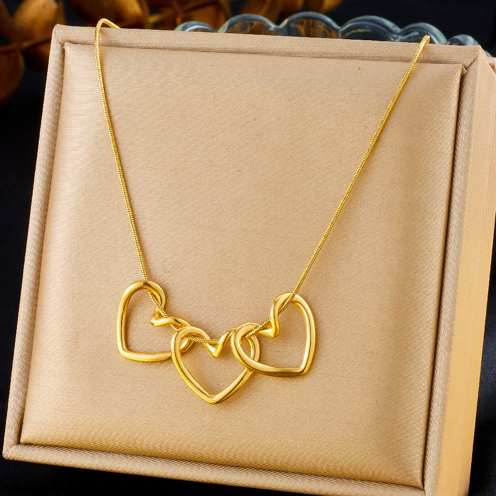 Stylish European and American style, simple gold-plated heart-shaped pendant chain, stainless steel clavicle chain, versatile women's necklace.