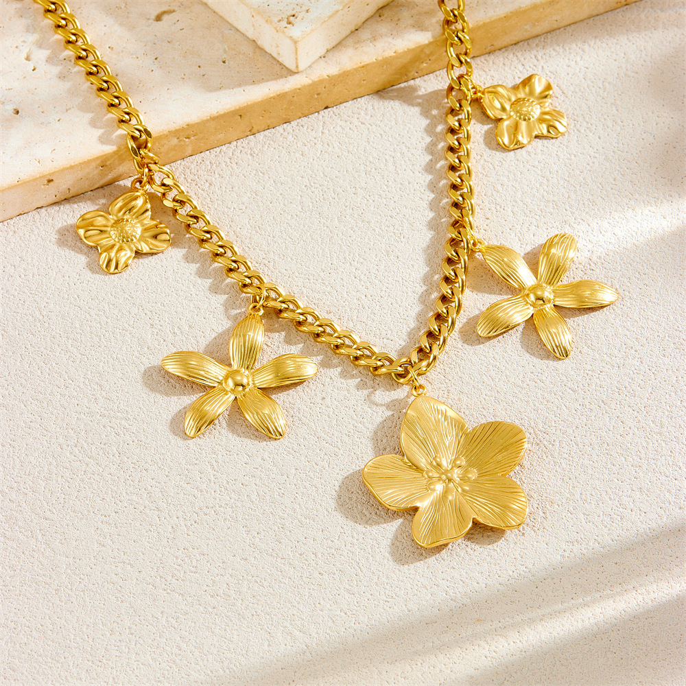 New European and American style, light luxury and elegant gold-plated stainless steel five-petal flower pendant chunky chain clavicle necklace for women.