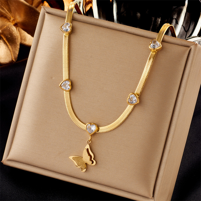 European and American cross-border fashion creative retro high-end frosted three-dimensional butterfly pendant with diamonds, heart-shaped blade chain necklace