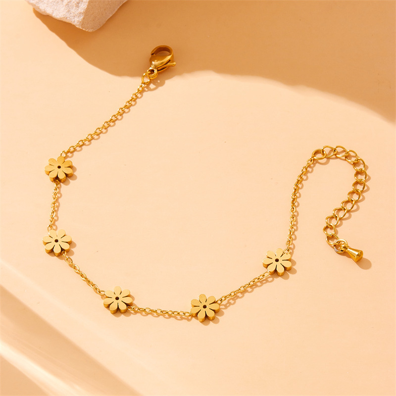 European and American cross-border fashion versatile high-end glossy gold-plated stainless steel daisy flower earrings, bracelets, and necklace set