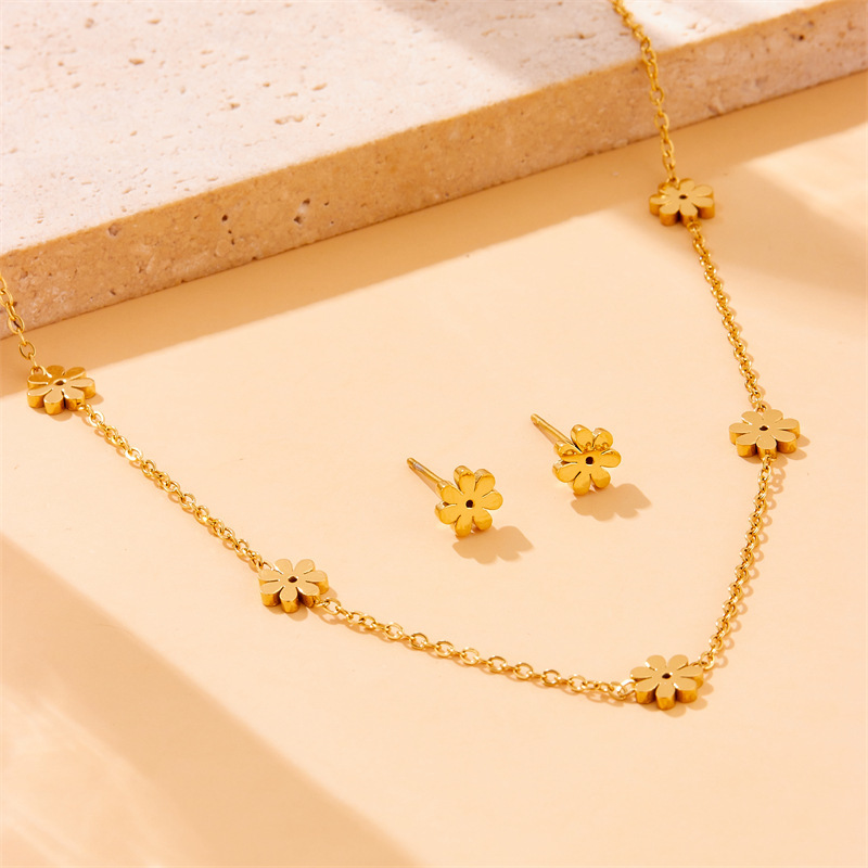 European and American cross-border fashion versatile high-end glossy gold-plated stainless steel daisy flower earrings, bracelets, and necklace set