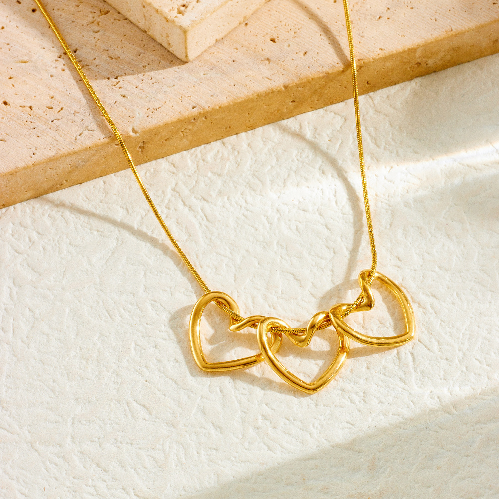 Stylish European and American style, simple gold-plated heart-shaped pendant chain, stainless steel clavicle chain, versatile women's necklace.