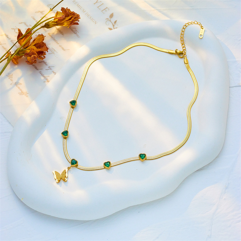 European and American cross-border fashion creative retro high-end frosted three-dimensional butterfly pendant with diamonds, heart-shaped blade chain necklace