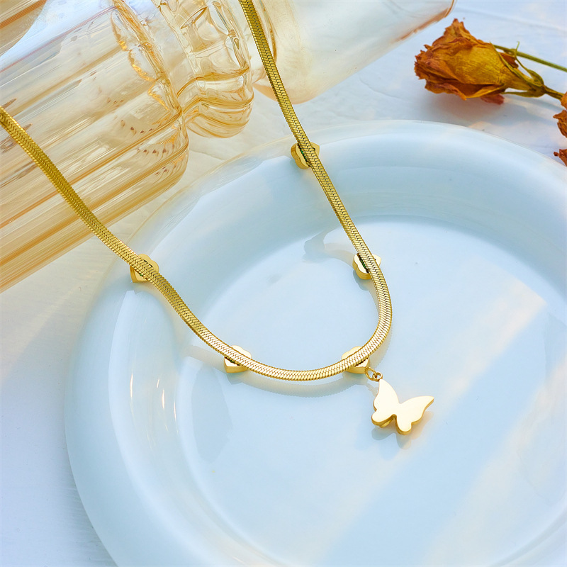 European and American cross-border fashion creative retro high-end frosted three-dimensional butterfly pendant with diamonds, heart-shaped blade chain necklace