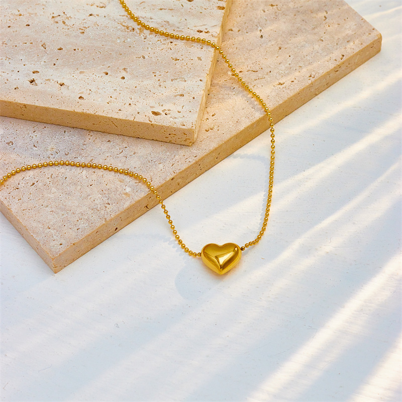 Korean style, minimalist and fashionable, niche, glossy three-dimensional heart-shaped diamond-encrusted irregular beaded necklace, elegant and petite.