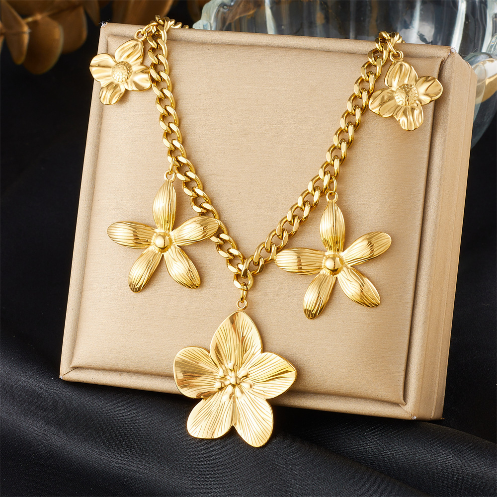 New European and American style, light luxury and elegant gold-plated stainless steel five-petal flower pendant chunky chain clavicle necklace for women.