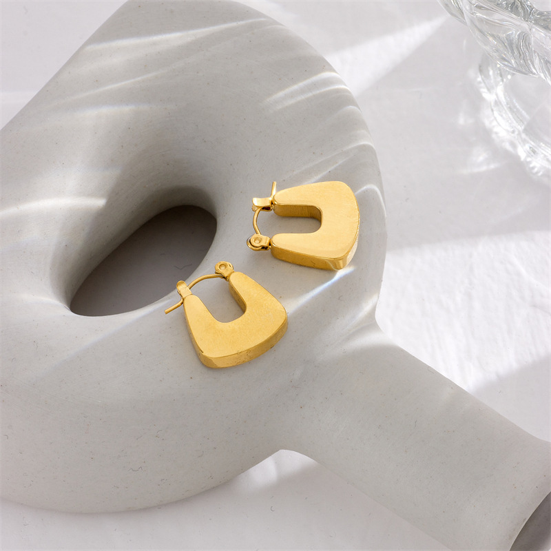 European and American style minimalist, versatile, fashionable unisex U-shaped geometric titanium steel metal retro cool style earrings studs