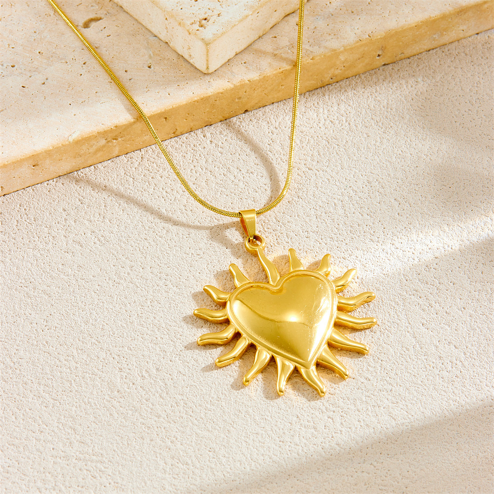 New cross-border fashion glossy gold-plated stainless steel sun heart pendant, unique and creative jewelry necklace