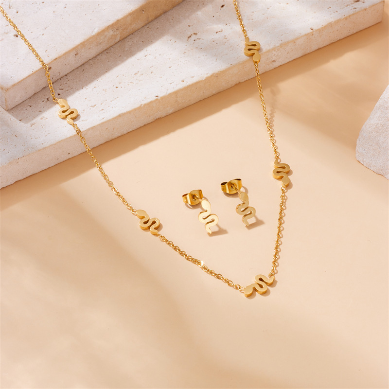 European and American cross-border fashion minimalist glossy gold-plated stainless steel snake accessories pendant chain necklace earring bracelet set