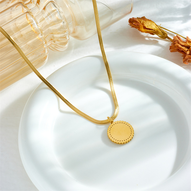 European and American cross-border creative niche retro high-end portrait print diamond-encrusted round pendant snake bone chain necklace