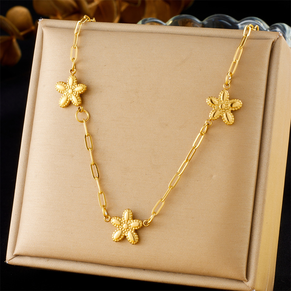 Cross-border fashion, simple and versatile textured glossy gold-plated heart and flower accessory chain stainless steel jewelry necklace