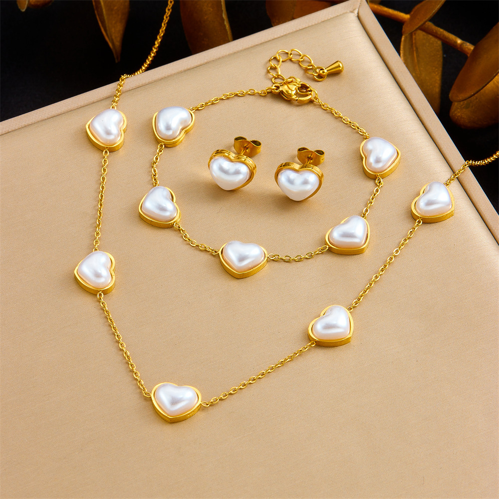 Stylish and minimalist French retro pearl heart gold-plated stainless steel O-chain bracelet, earrings, and necklace set.