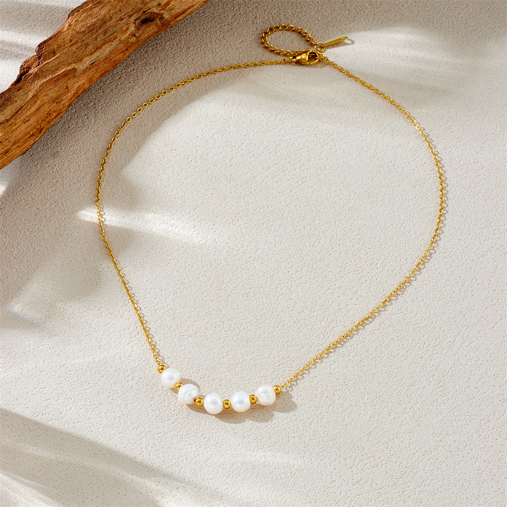 Stylish new simple and versatile irregular-sized color-blocked pearl necklace with stainless steel chain for women.