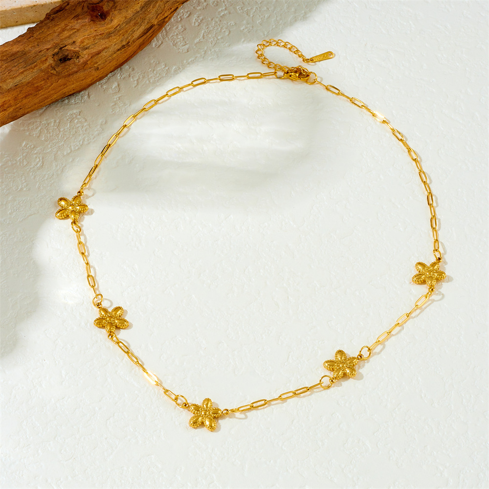 Cross-border fashion, simple and versatile textured glossy gold-plated heart and flower accessory chain stainless steel jewelry necklace