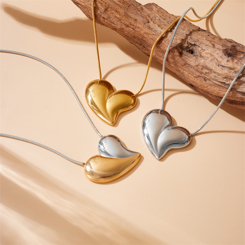 European and American style high-end retro minimalist color-blocked glossy gold-plated stainless steel heart pendant chain jewelry necklace