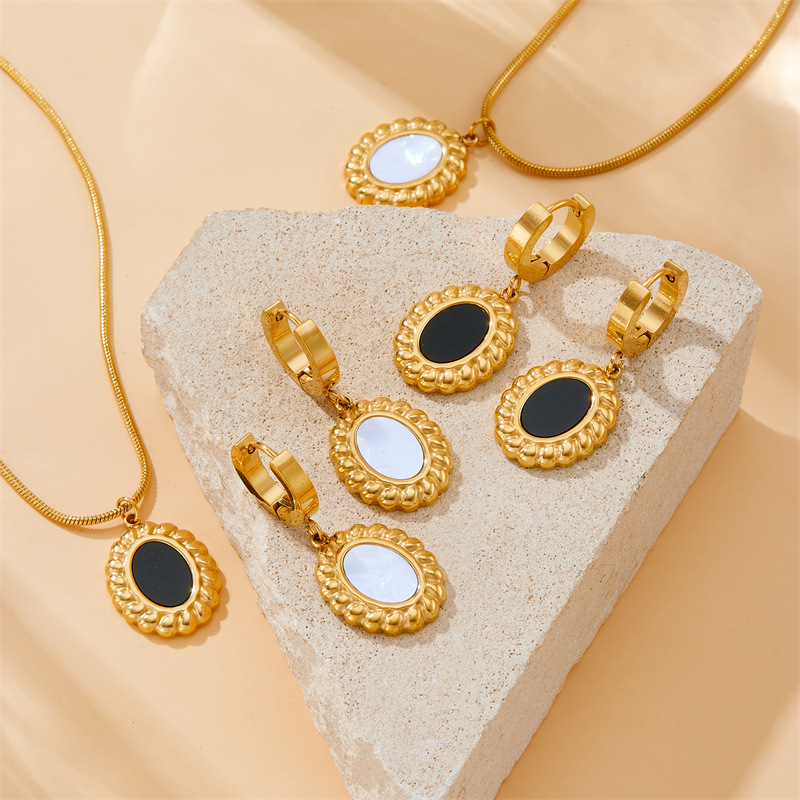 European and American style retro black and white gold-plated stainless steel oval geometric pendant chain necklace and earring set