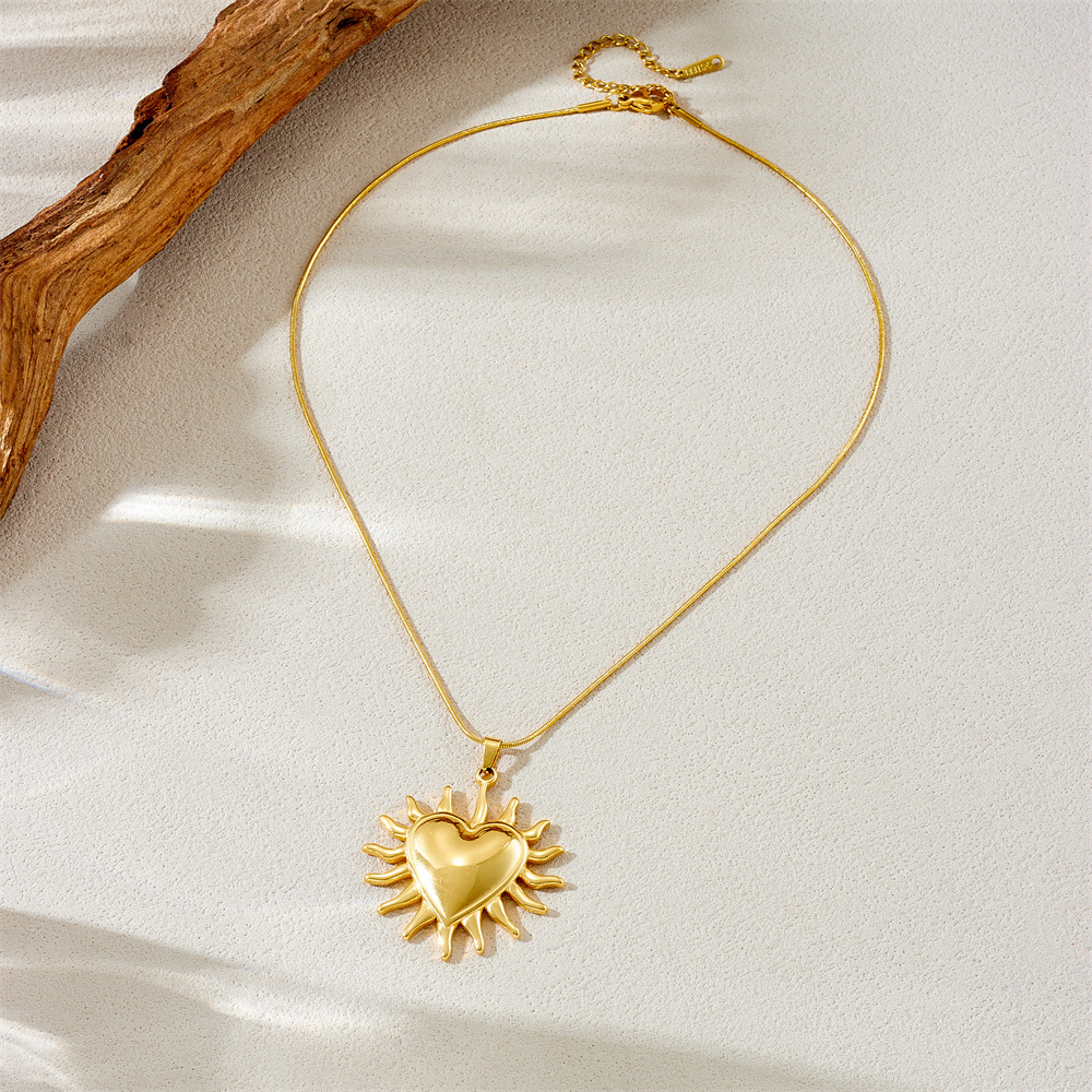 New cross-border fashion glossy gold-plated stainless steel sun heart pendant, unique and creative jewelry necklace