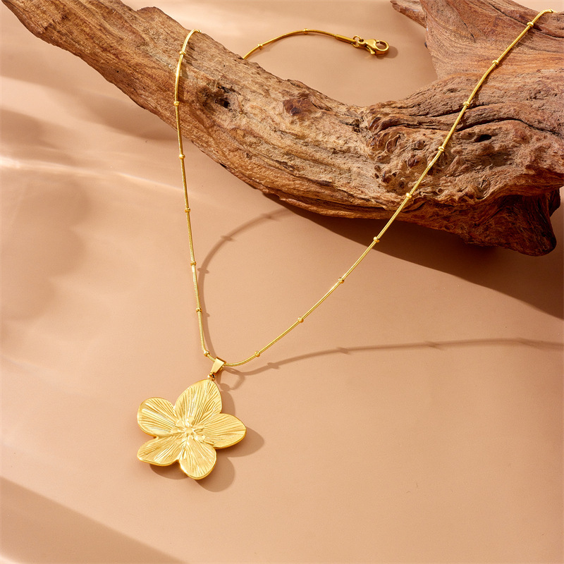 Cross-border fashion niche design gold-plated vintage flower pendant snake chain stainless steel jewelry necklace