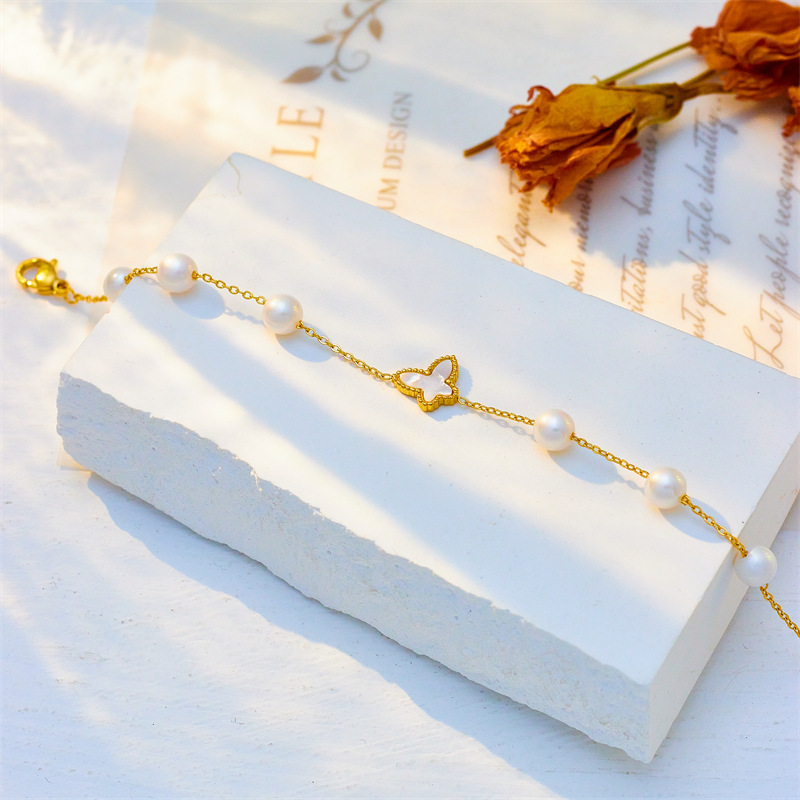 Korean style, fashionable and elegant, round pearl butterfly chain, titanium steel jewelry, simple and versatile retro bracelet.
