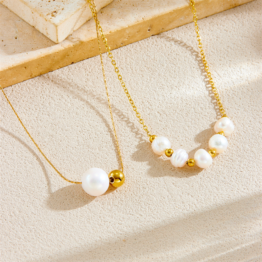 Stylish new simple and versatile irregular-sized color-blocked pearl necklace with stainless steel chain for women.