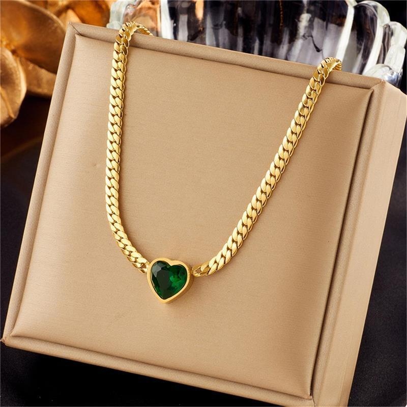 Fashionable, niche, versatile, and luxurious new clavicle chain necklace with creative and unique irregular heart and butterfly pendant.