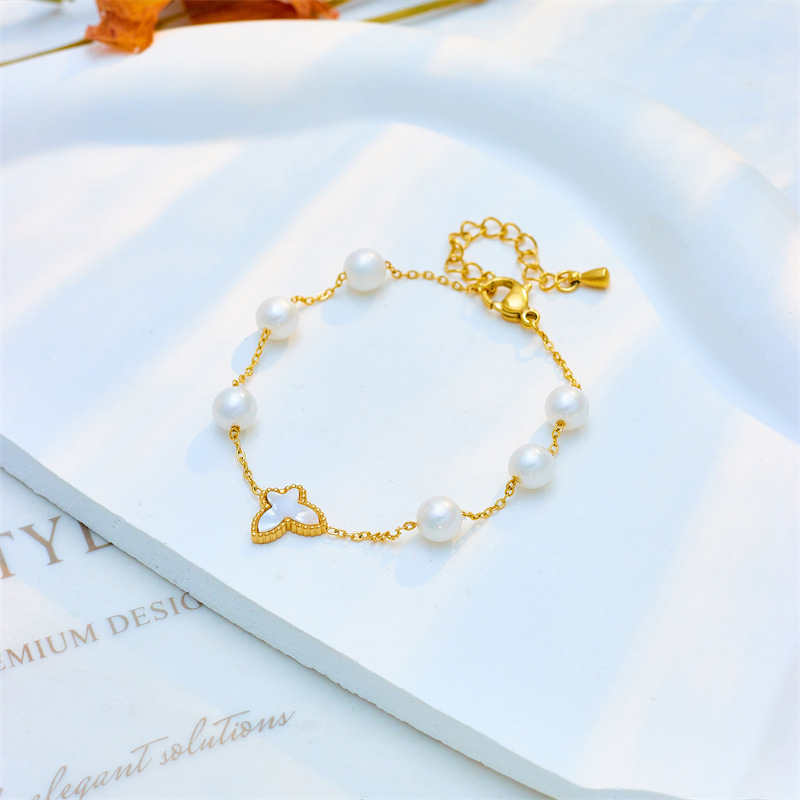 Korean style, fashionable and elegant, round pearl butterfly chain, titanium steel jewelry, simple and versatile retro bracelet.