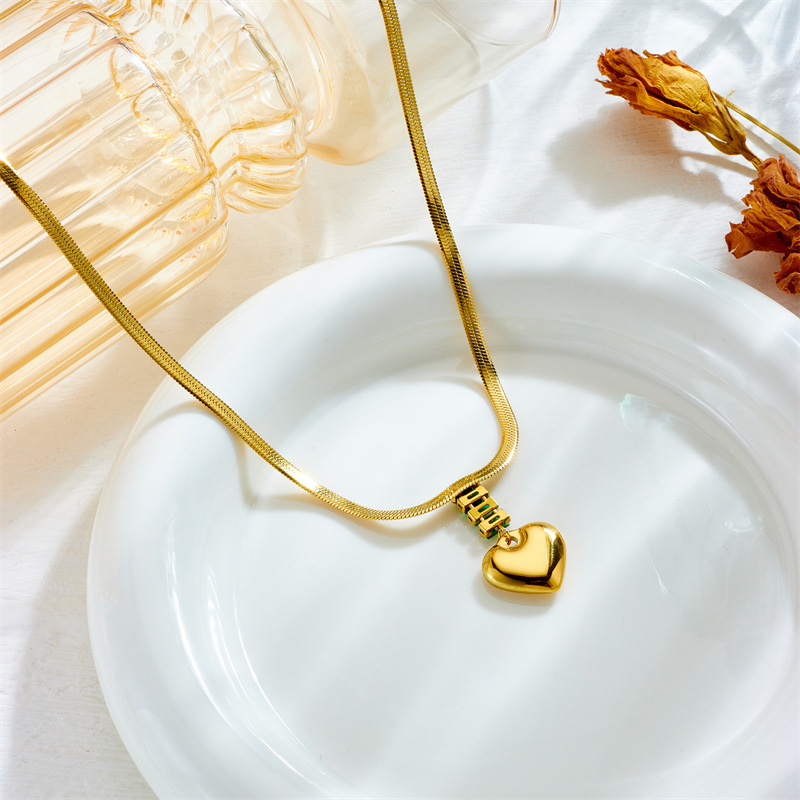 European and American style retro diamond-encrusted heart pendant blade clavicle chain, metal titanium steel jewelry, high-end necklace.