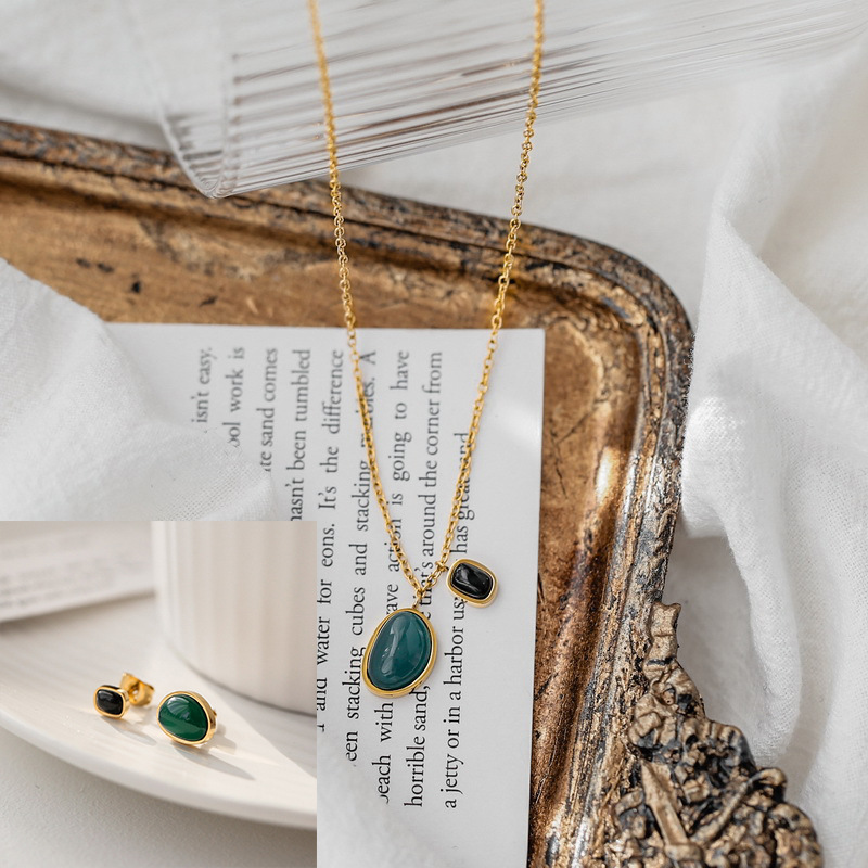 Fashionable, niche, light luxury, retro, high-end earrings, necklace, malachite pendant jewelry set.