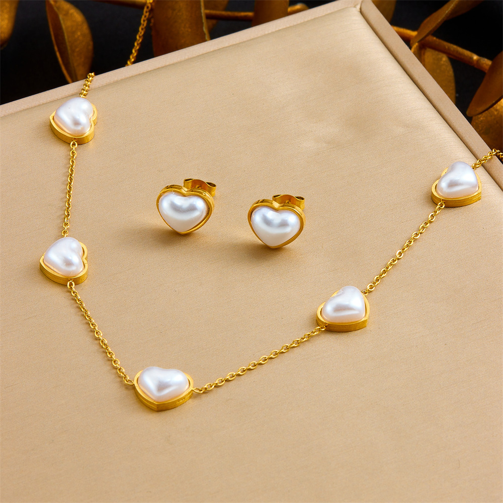 Stylish and minimalist French retro pearl heart gold-plated stainless steel O-chain bracelet, earrings, and necklace set.