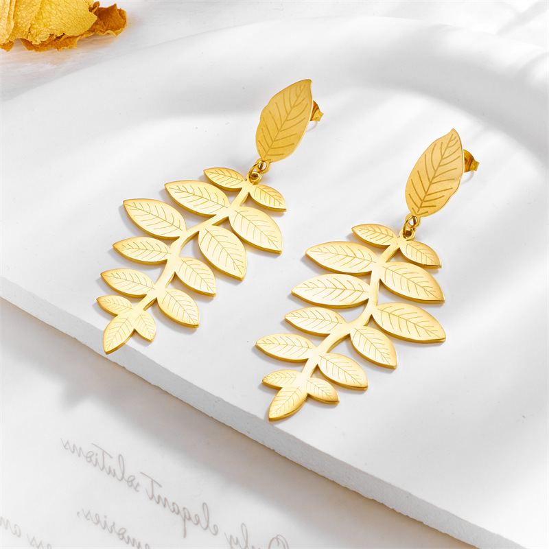 European and American style retro chic, high-end, creative and unique irregular leaf earrings with gold plating.
