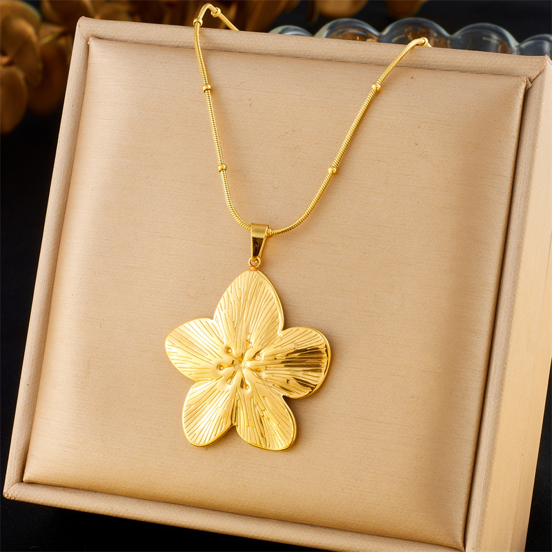 Cross-border fashion niche design gold-plated vintage flower pendant snake chain stainless steel jewelry necklace