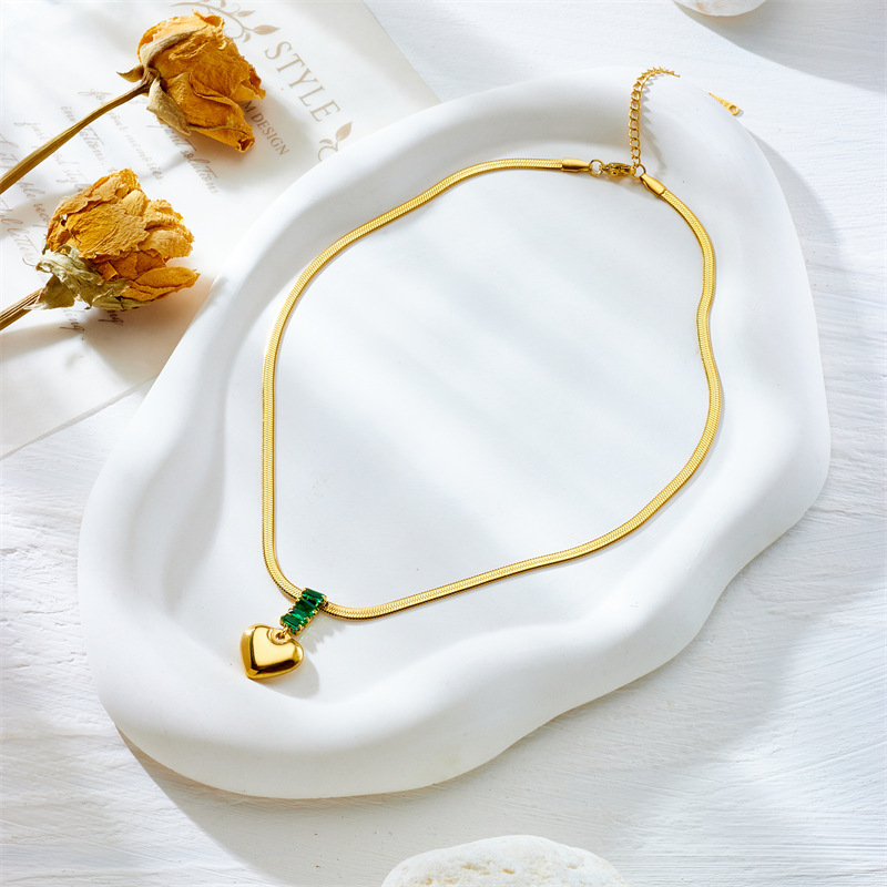 European and American style retro diamond-encrusted heart pendant blade clavicle chain, metal titanium steel jewelry, high-end necklace.