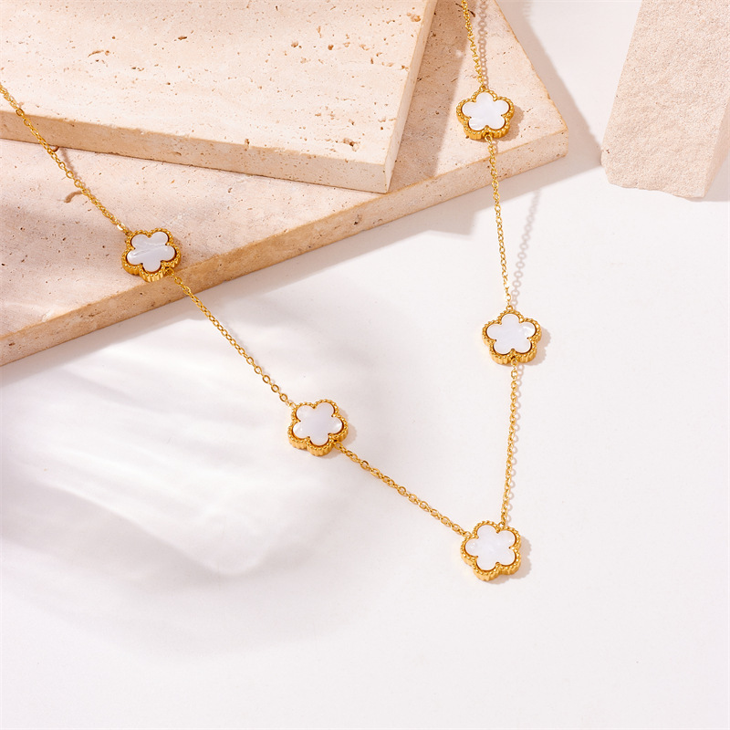 Korean style, fashionable, simple, versatile, everyday, two-tone black and white floral gold-plated stainless steel chain necklace