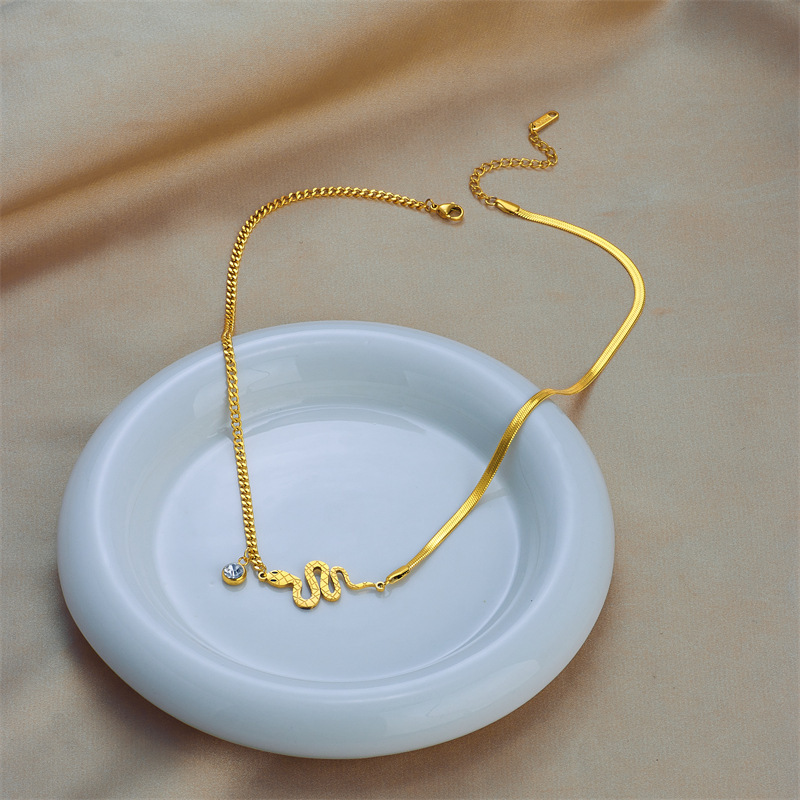 New European and American cross-border style titanium steel non-fading metal asymmetrical chain snake-shaped diamond pendant necklace