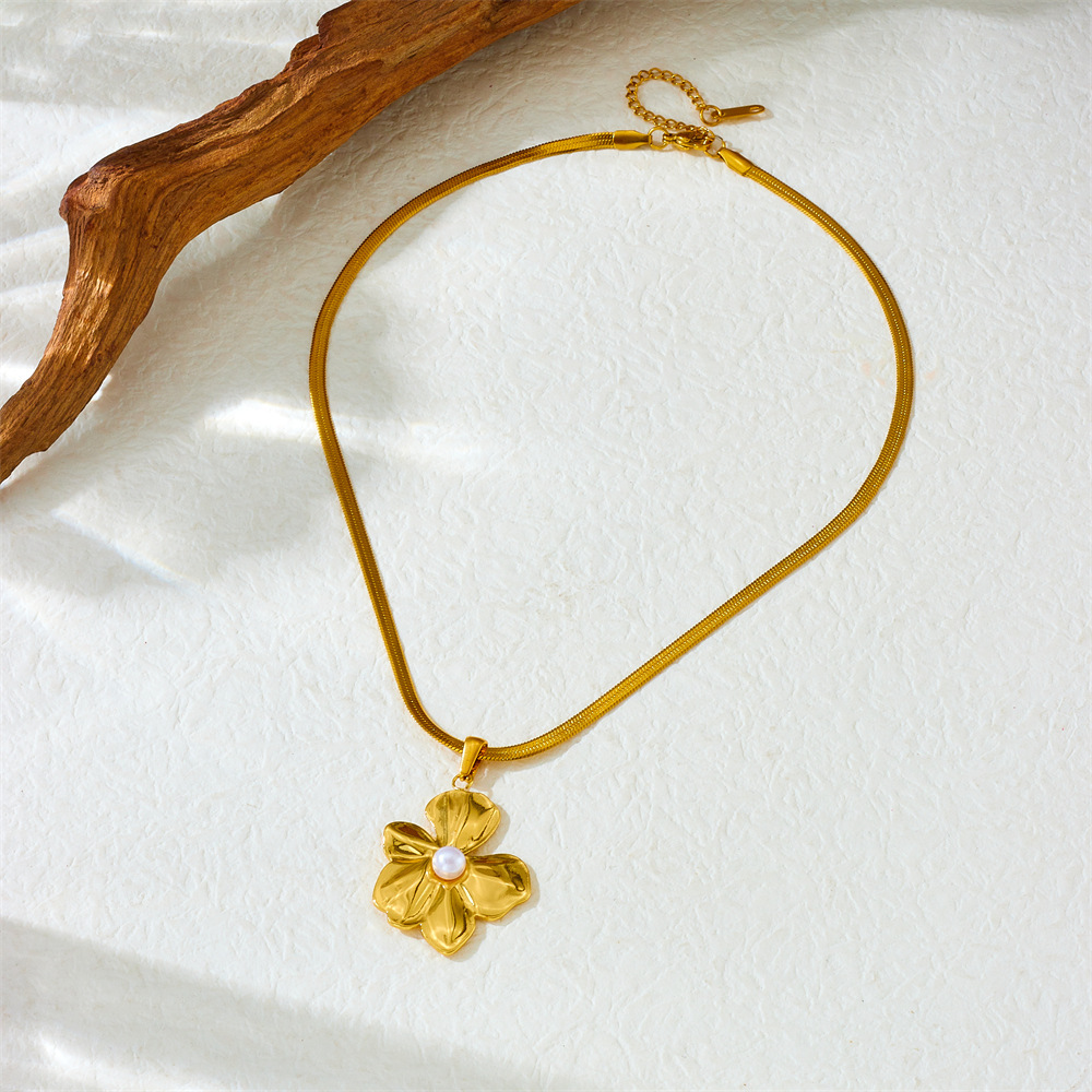 New cross-border fashion minimalist gold-plated flower pearl accessory blade chain stainless steel versatile metal necklace