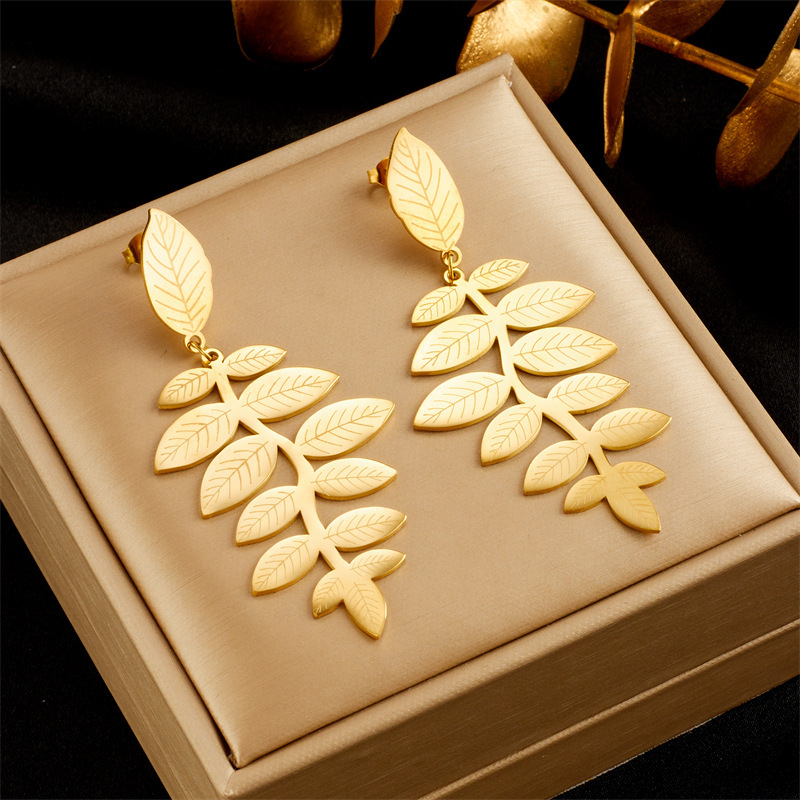 European and American style retro chic, high-end, creative and unique irregular leaf earrings with gold plating.