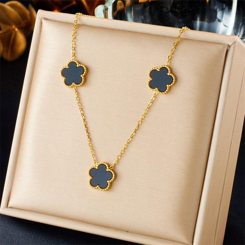 Korean style, fashionable, simple, versatile, everyday, two-tone black and white floral gold-plated stainless steel chain necklace